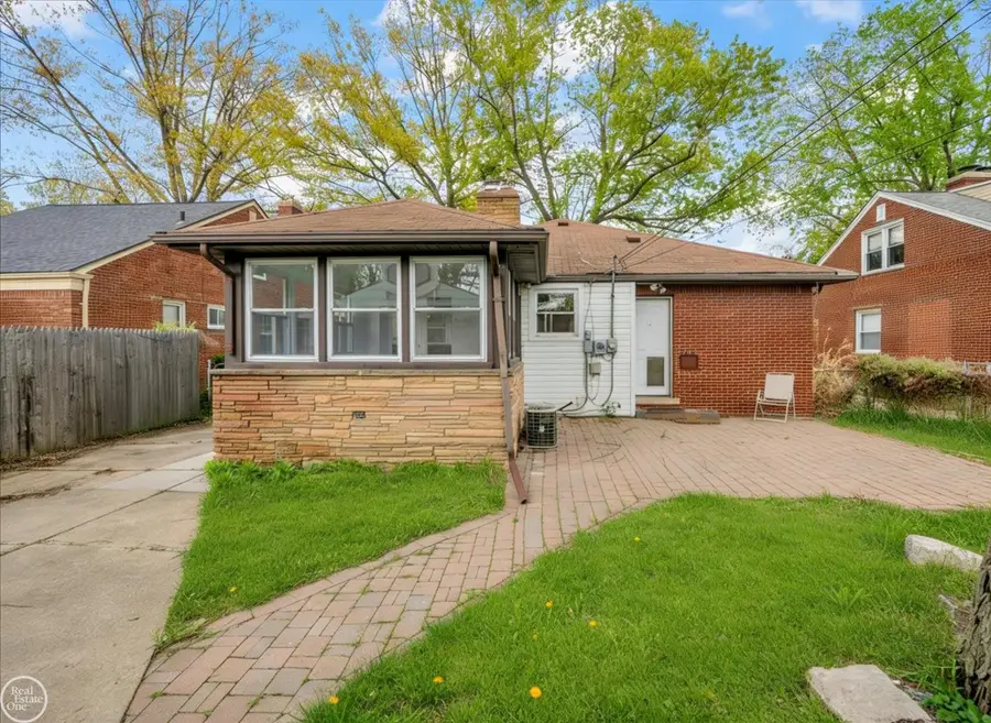 2313 Stanhope, Grosse Pointe Woods, MI 48236 - #2