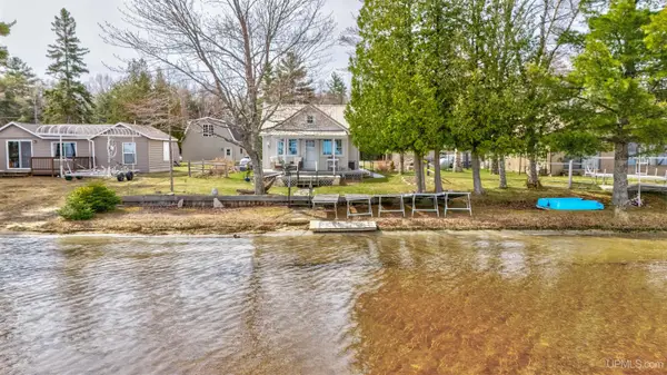 546 W Gulliver Lake, Gulliver, MI 49840