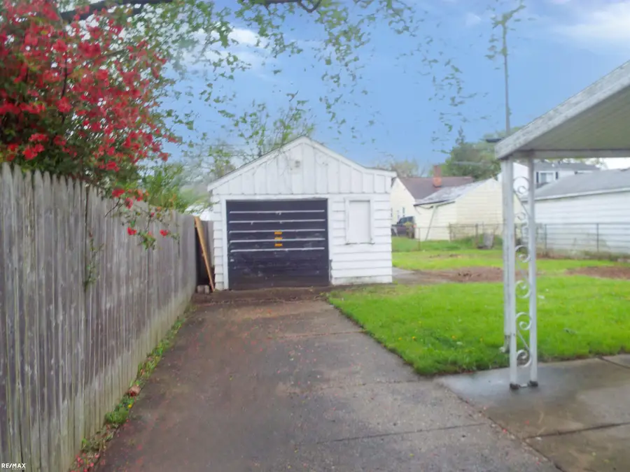 18744 Roscommon, Harper Woods, MI 48225 - #2