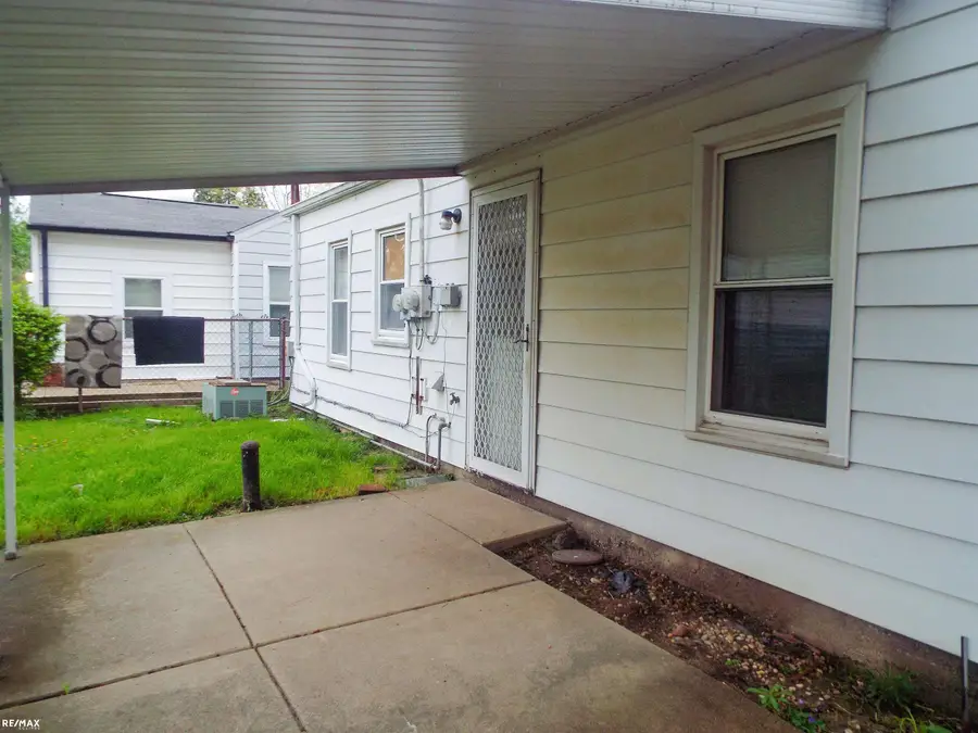 18744 Roscommon, Harper Woods, MI 48225 - #3