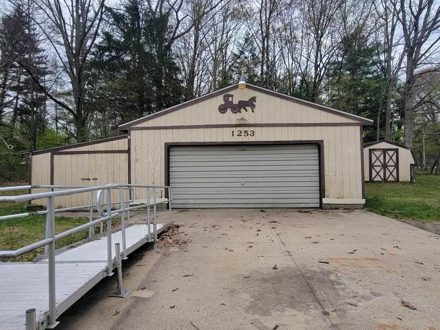 1253 S 8 Mile, Midland, MI 48640 - #2