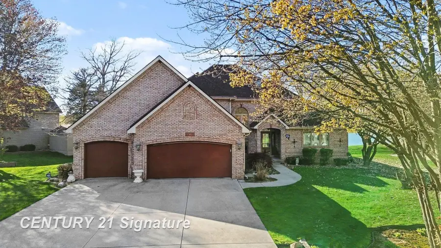 1944 E Lake Circle, Saginaw, MI 48609 - #2