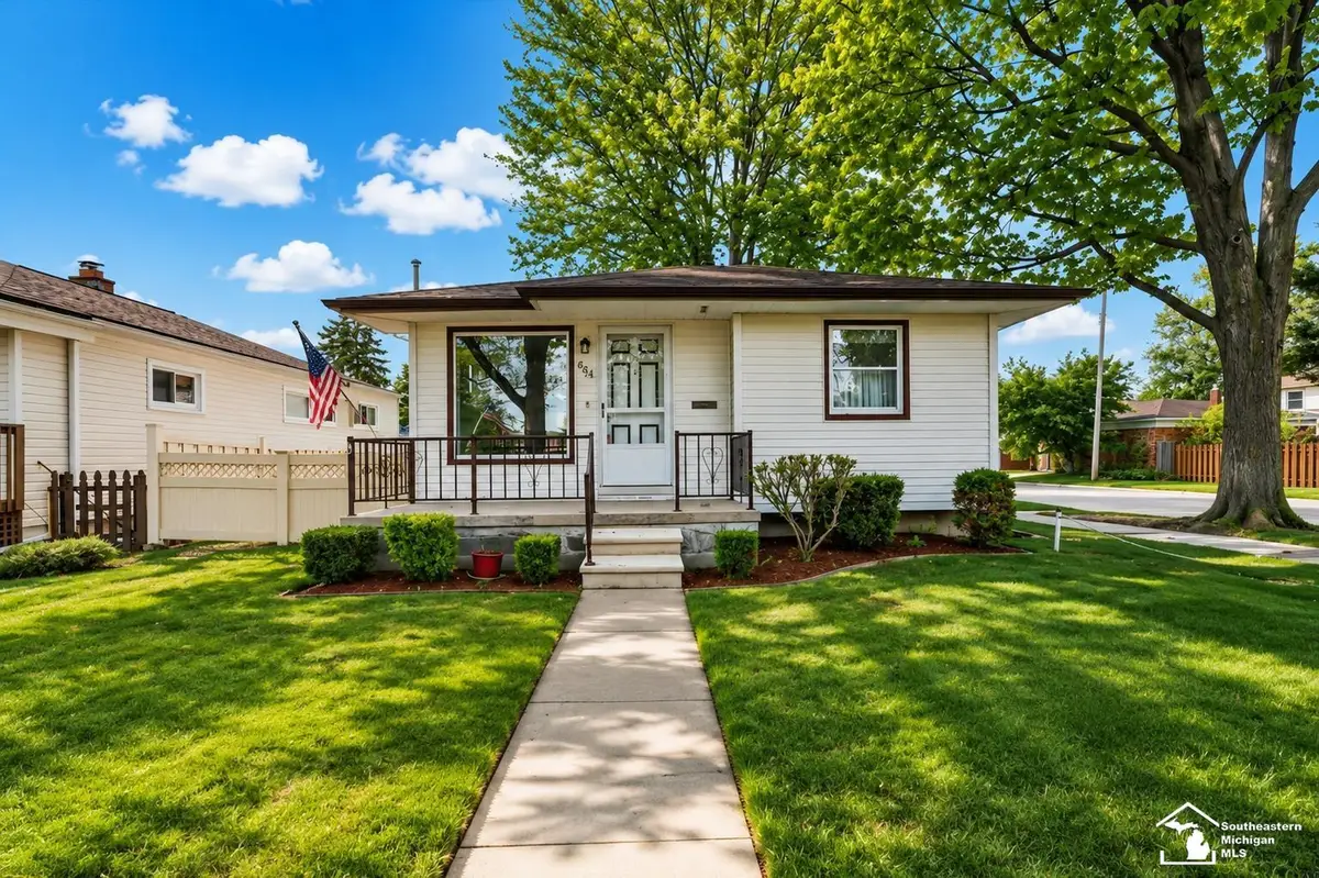 604 8th, Wyandotte, MI 48192 - #1