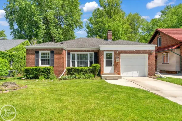 2024 Manchester, Grosse Pointe Woods, MI 48236