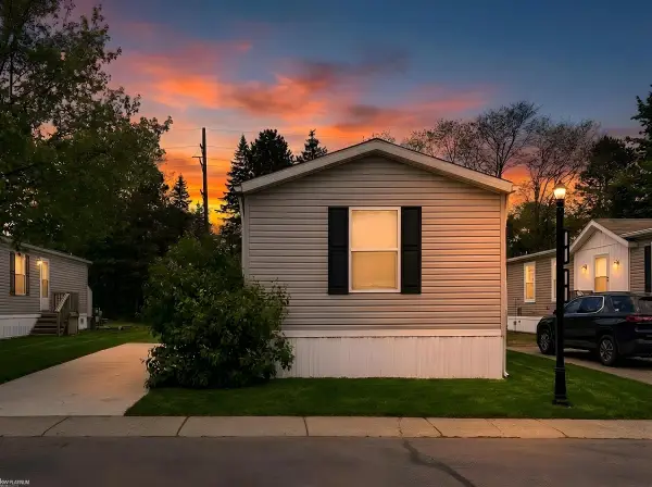 48581 Pineview, Shelby Twp, MI 48317