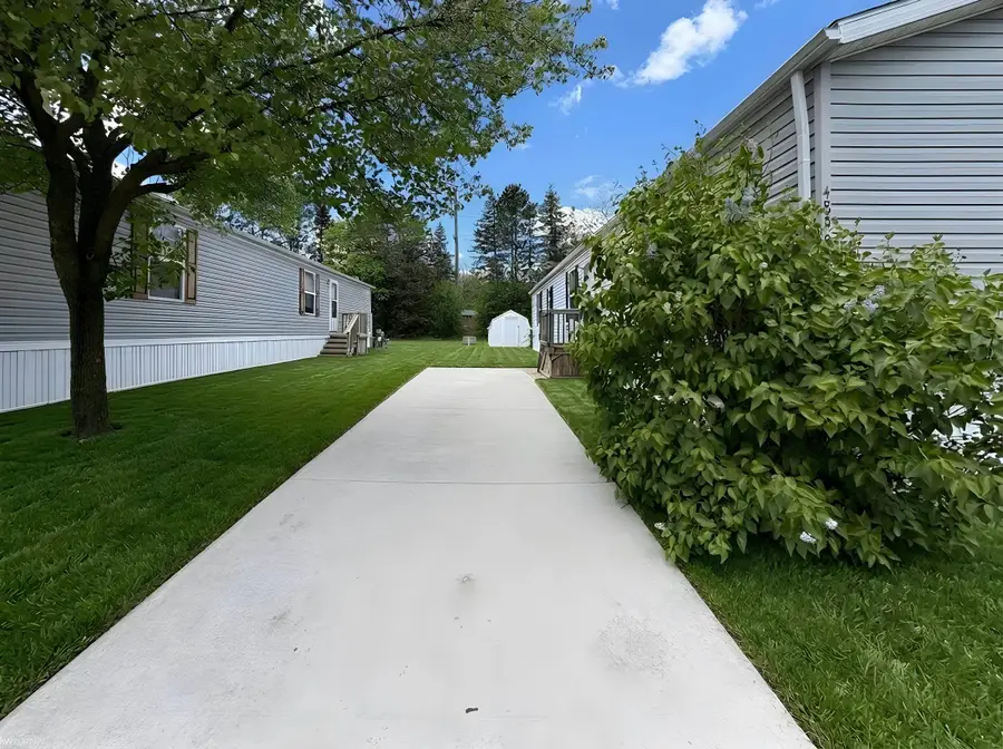 48581 Pineview, Shelby, MI 48317 - #3
