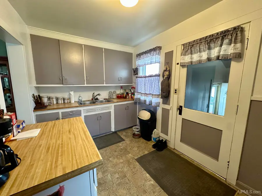 555 N 8th, Gladstone, MI 49837 - #2