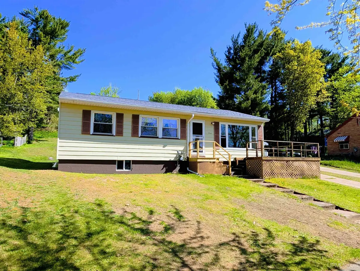 914 W Bluff, Marquette, MI 49855 - #1