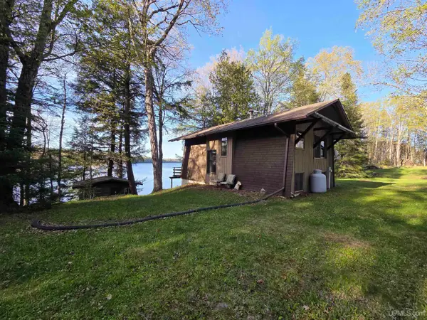 6075 East Beatons Lake, Watersmeet, MI 49969