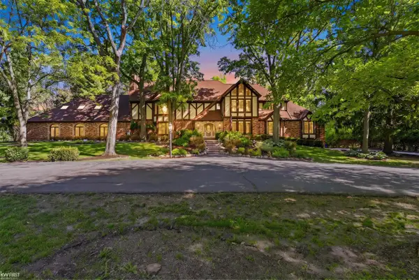9220 Creekwood Lake, Grand Blanc, MI 48439