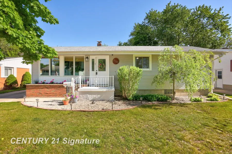 2101 N Brentwood, Essexville, MI 48732 - #3