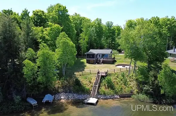 6990 W Smith Lake, Manistique, MI 49854