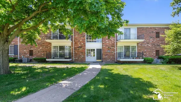 490 Fox Hills #8, Bloomfield Hills, MI 48304