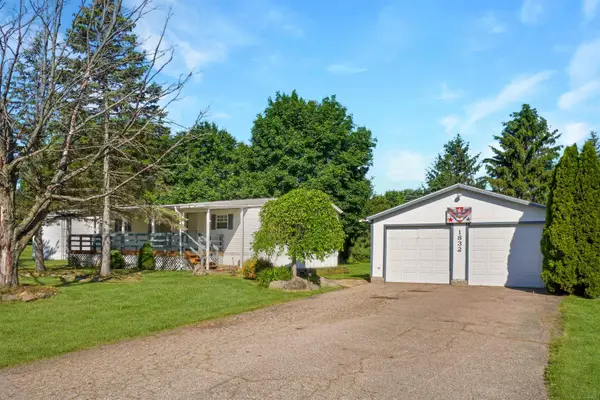 1832 Manchester, Lapeer, MI 48446