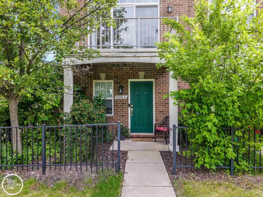 1048 Lakepointe #A, Grosse Pointe Park, MI 48230 - #2