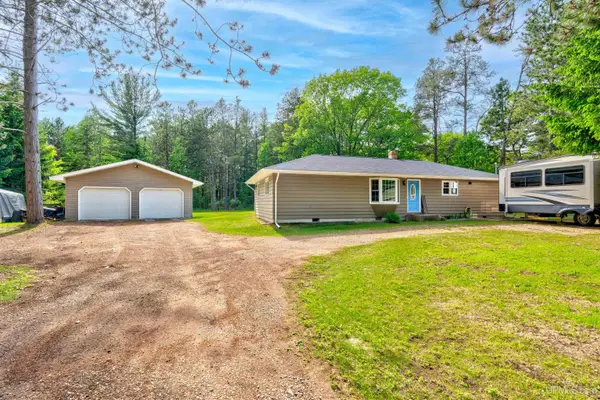 8395 P.5 Rd, Gladstone, MI 49837