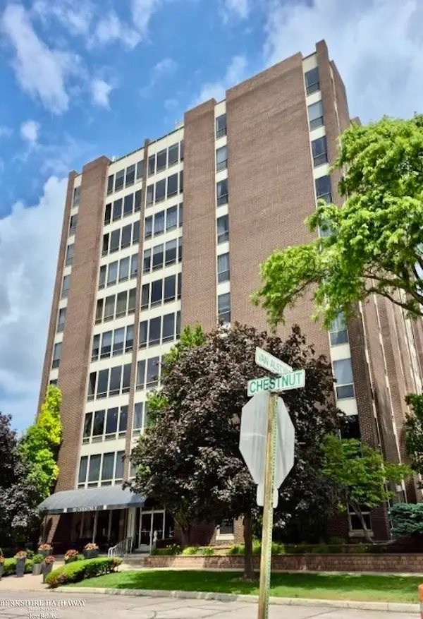 20 Chestnut, Wyandotte, MI 48192