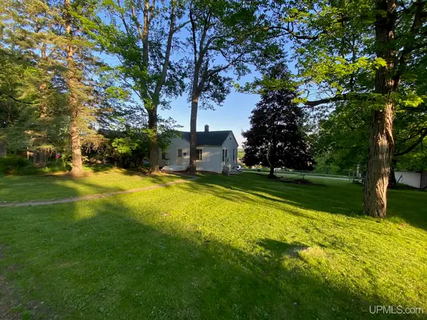 943 E H, Iron Mountain, MI 49801