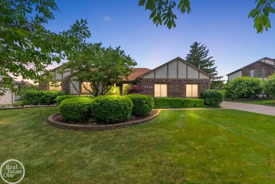3286 Sandy Pt., Shelby, MI 48316 - #2