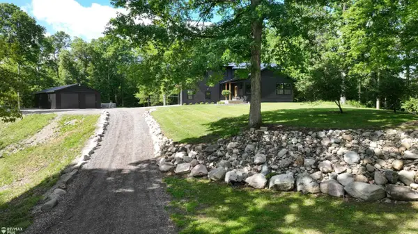 381 Miller Lake, Columbiaville, MI 48421