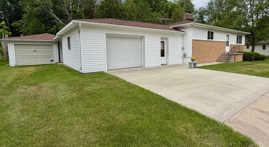 216 E 8th, Pinconning, MI 48650 - #3