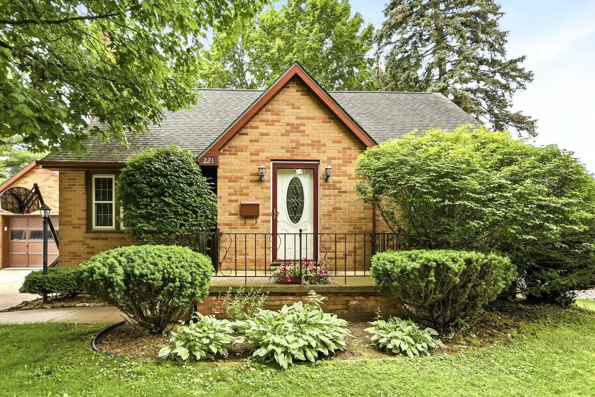 221 Saginaw, Vassar, MI 48768 - #1
