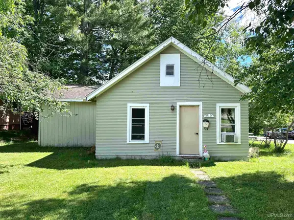 915 Wells, Iron Mountain, MI 49801