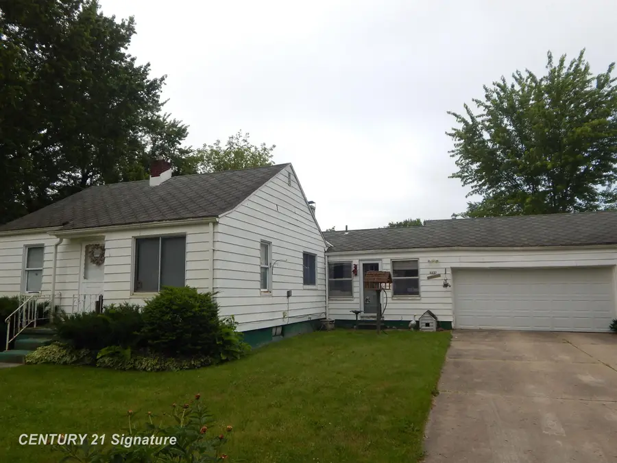 3227 W Parkway, Flint, MI 48504 - #2