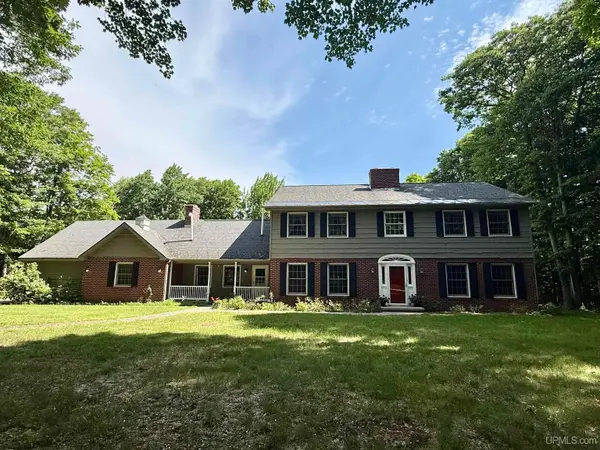 27 Oak Hill, Marquette, MI 49855
