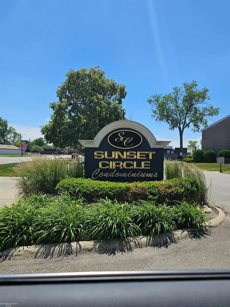 405 Sunset #34, Saint Clair Shores, MI 48082 - #2