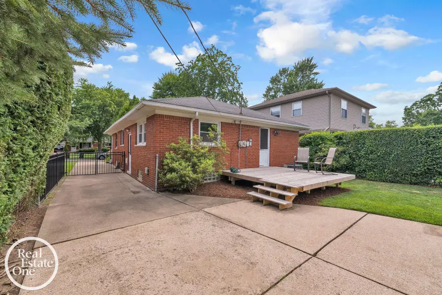 1806 Newcastle, Grosse Pointe Woods, MI 48236 - #2
