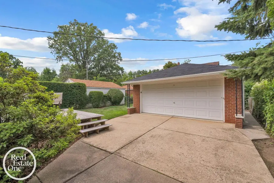 1806 Newcastle, Grosse Pointe Woods, MI 48236 - #3