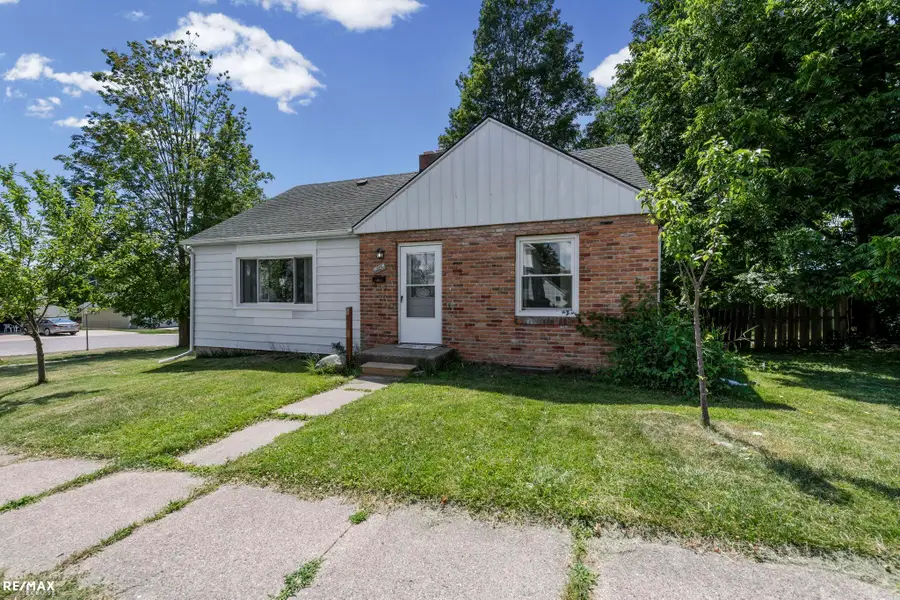 301 N East S, Fenton, MI 48430 - #3