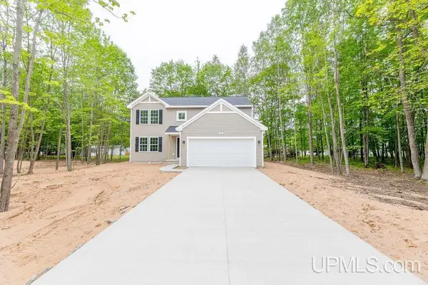 79 Royal Oak, Gladstone, MI 49837