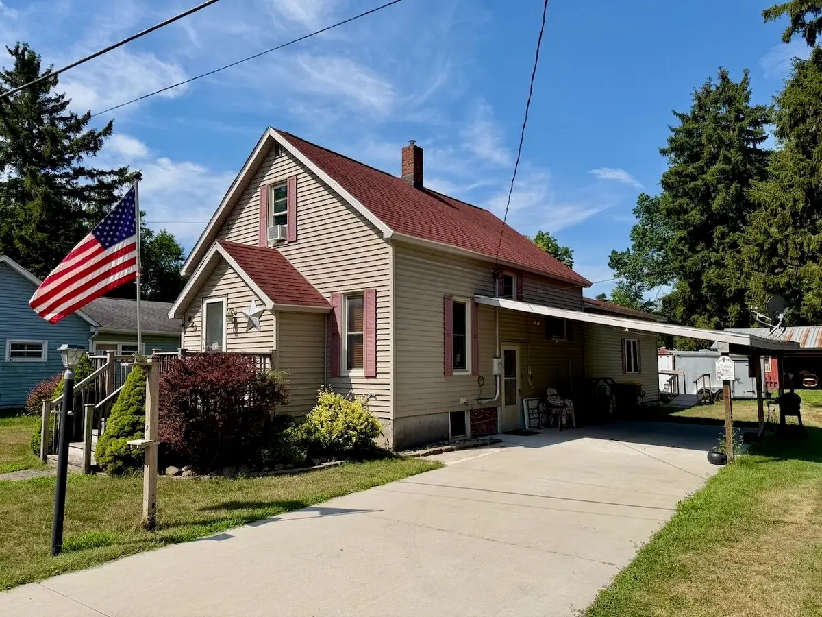 623 N Line, Chesaning, MI 48616 - #1