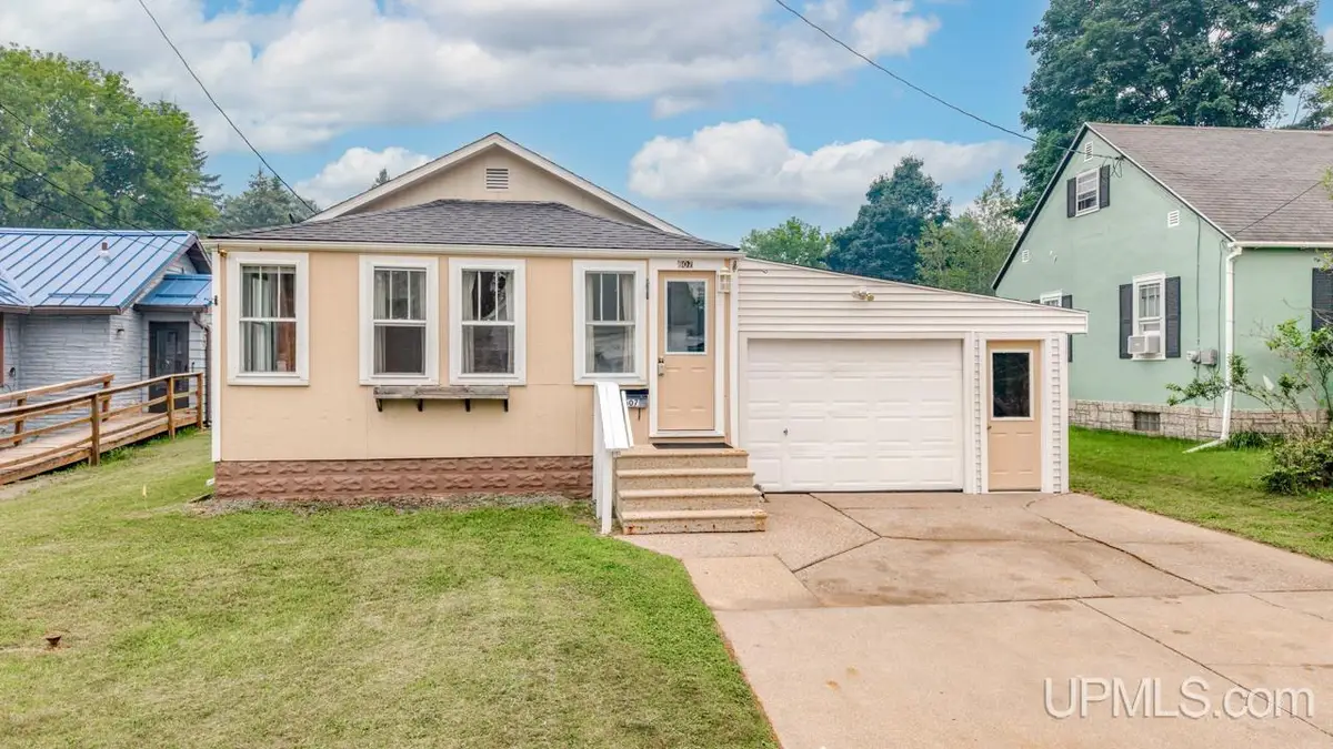 607 Broadway, Iron Mountain, MI 49801 - #1