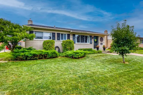 18030 Edgefield, Clinton Township, MI 48035
