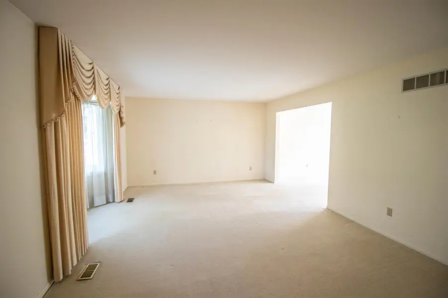 11651 Kings Charter, Grand Blanc, MI 48439 - #2