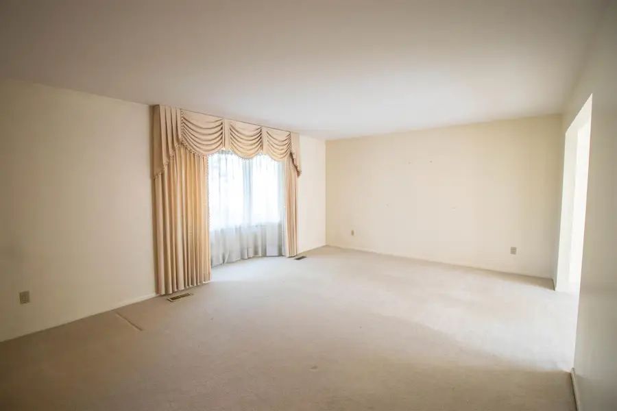11651 Kings Charter, Grand Blanc, MI 48439 - #3