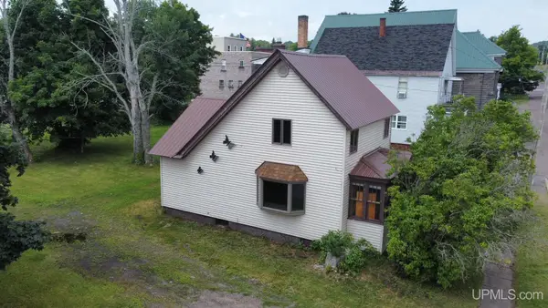23 1st, South Range, MI 49963