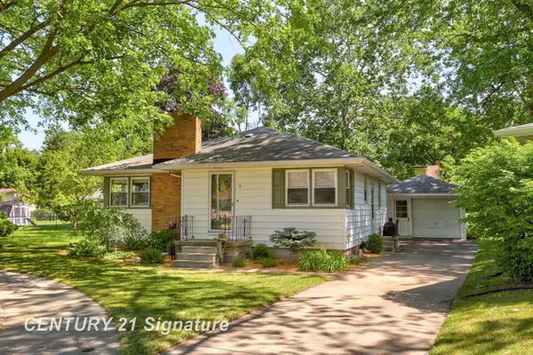 9 Oakland, Essexville, MI 48732