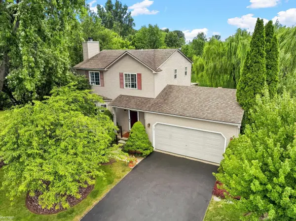 801 Eagle Heights, South Lyon, MI 48178