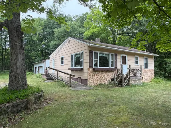 915 Vandenboom, Marquette, MI 49855