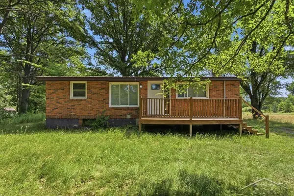 956 N Eleven Mile, Sanford, MI 48657