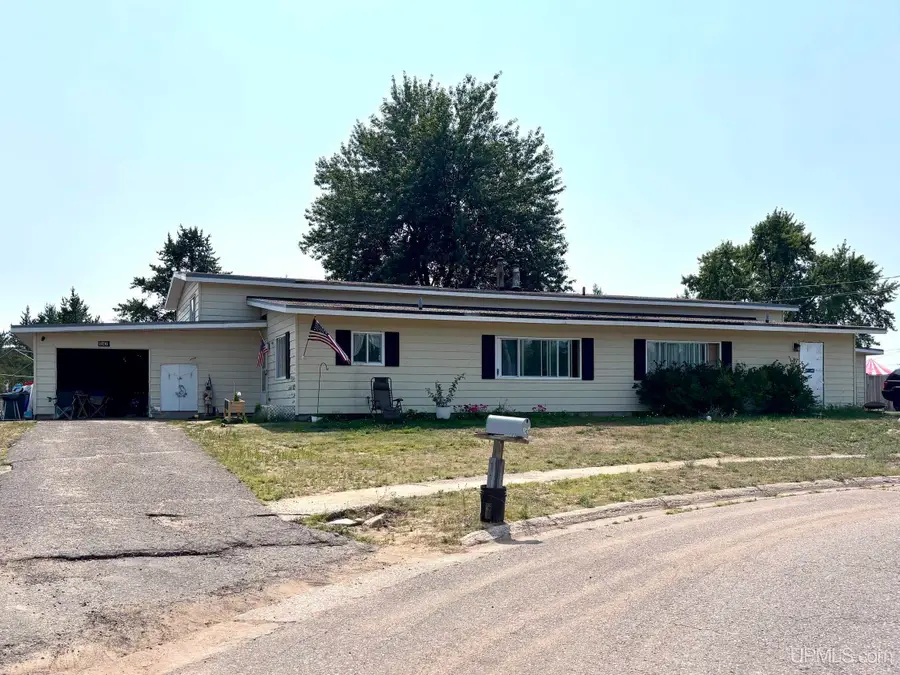 140 142 Fury, Gwinn, MI 49841 - #2