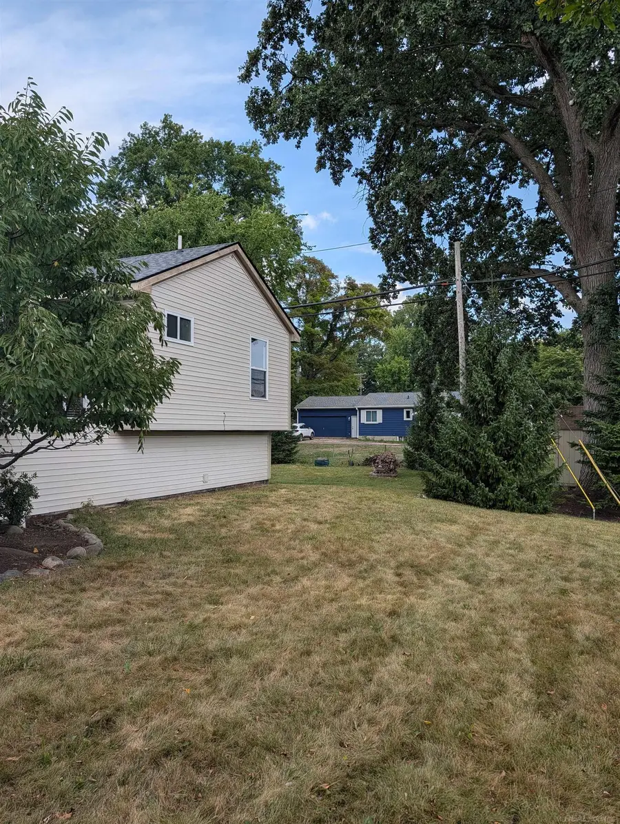 901 S Winding, Waterford, MI 48328 - #3
