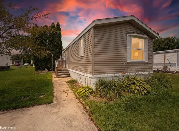 52203 Nantucket, Chesterfield, MI 48051
