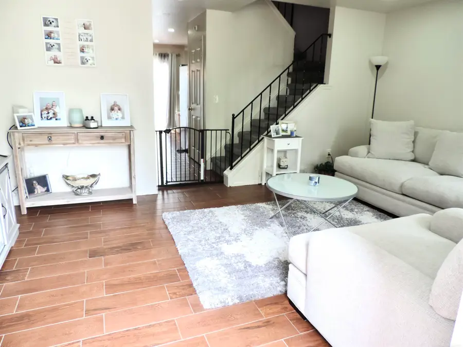 29011 Scarborough Dr, Warren, MI 48088 - #3