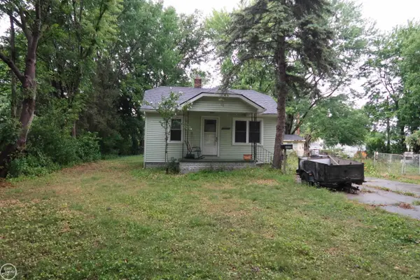21919 Maxine St, Saint Clair Shores, MI 48080