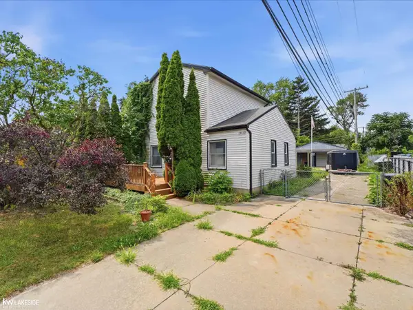 19039 Deering, Livonia, MI 48152